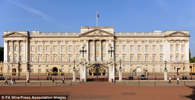 Man, 21, arrested after climbing over a gate at Buckingham Palace 